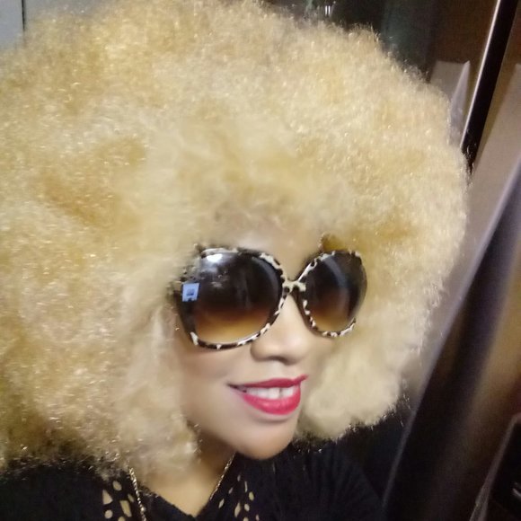 Meet your Posher, Denise - Picture 2 of 5